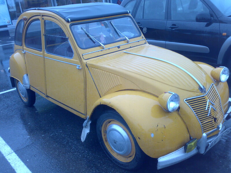 Yellow Vintage Car — Damp