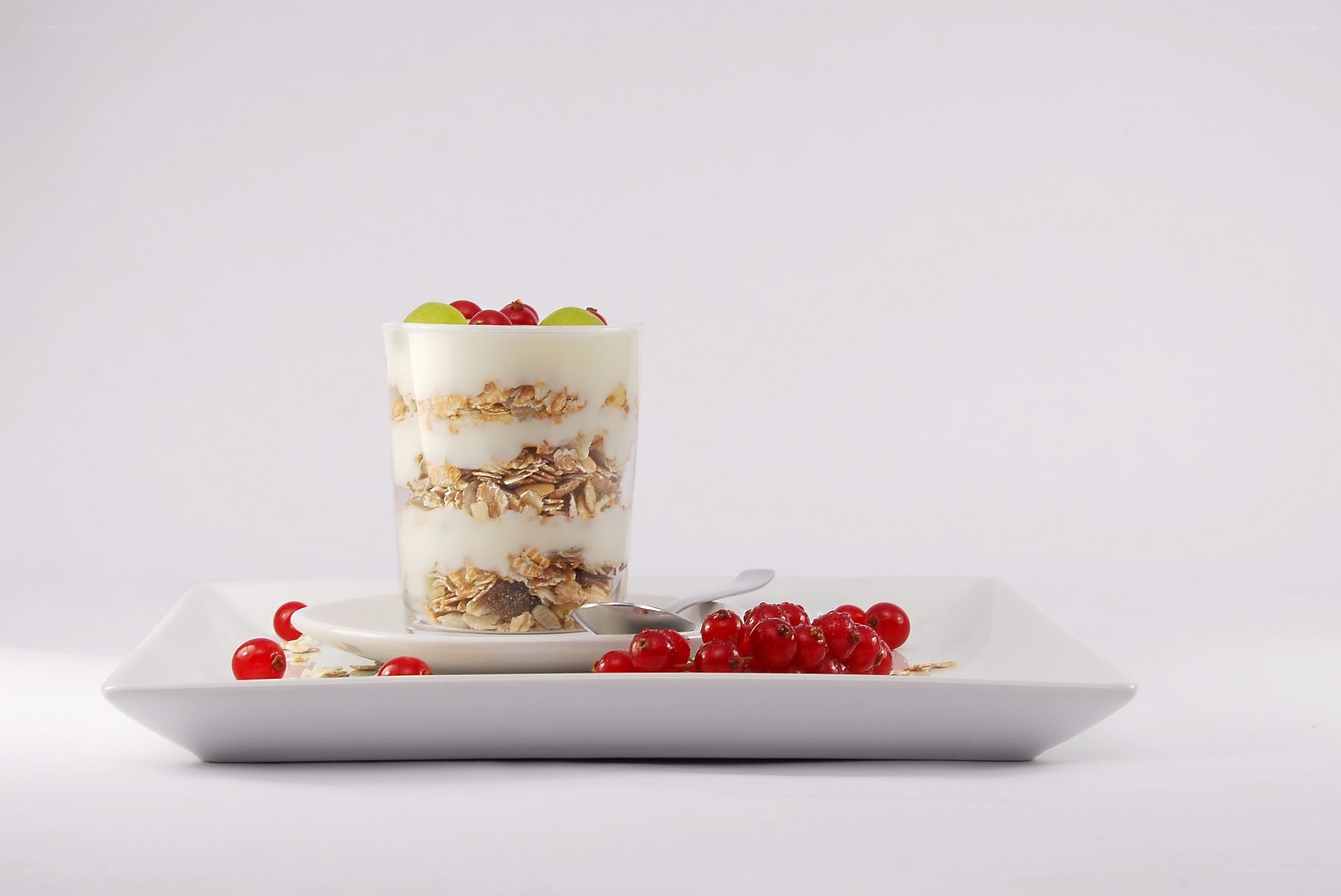 Yogurt parfait with berries