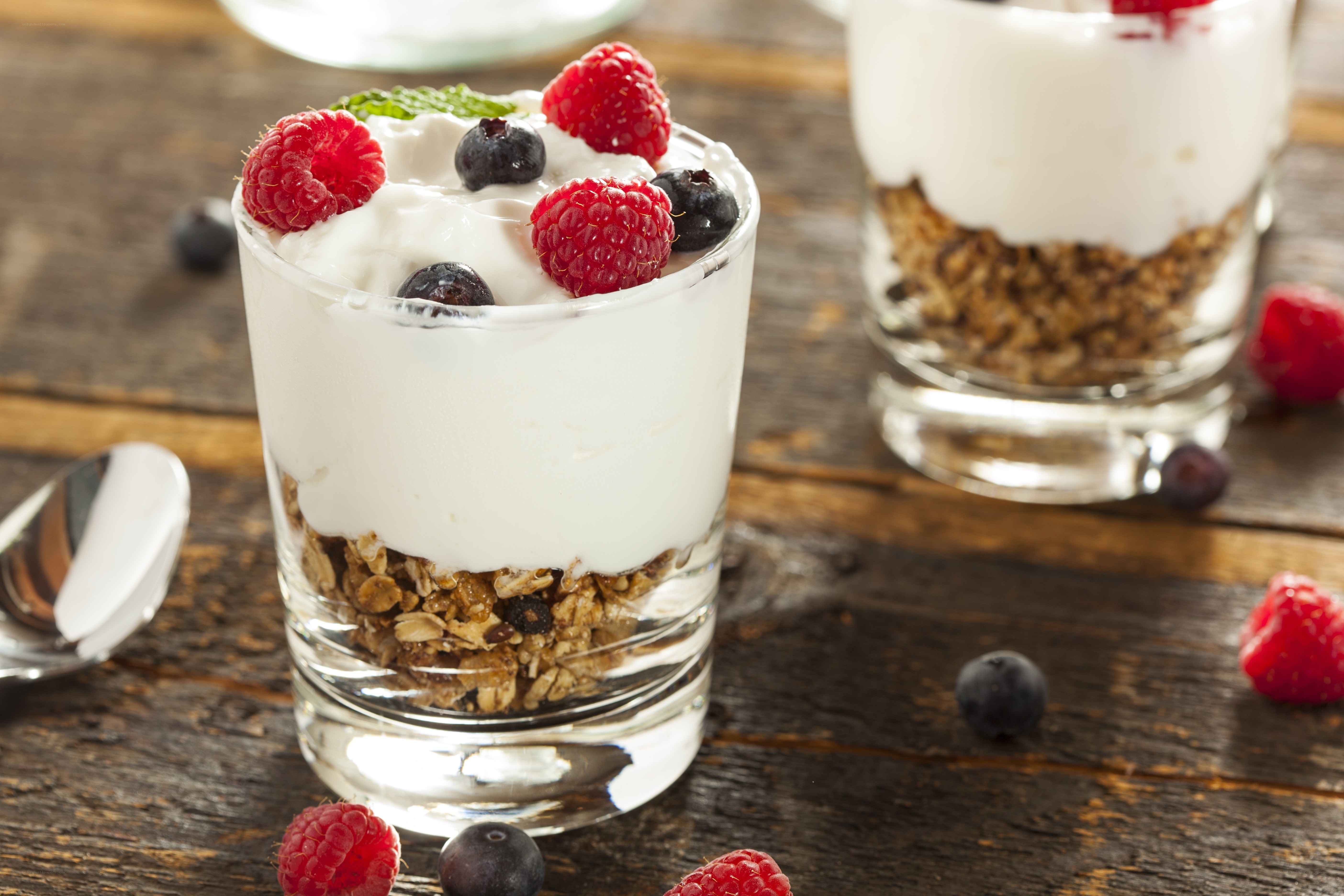 Yogurt parfait with berries