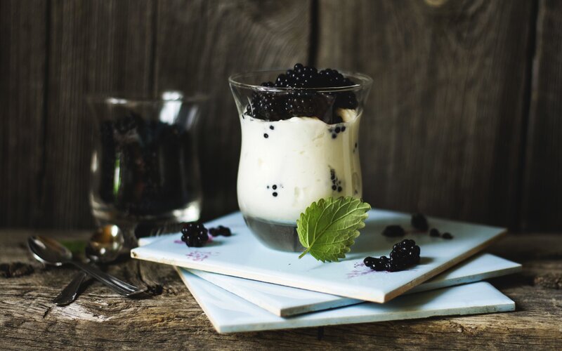 Yogurt with Blackberries — White