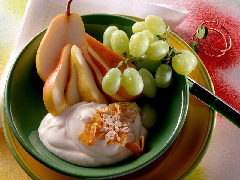 yogurt with fruit and granola