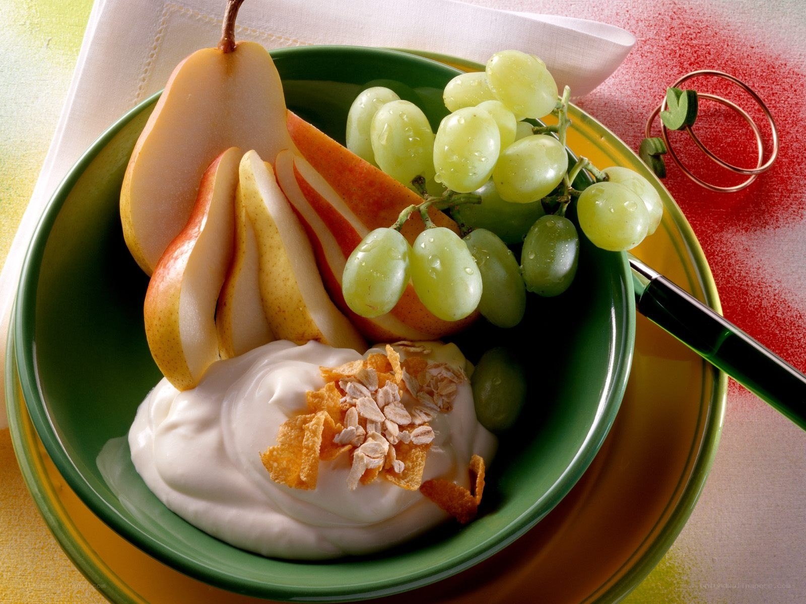 yogurt with fruit and granola