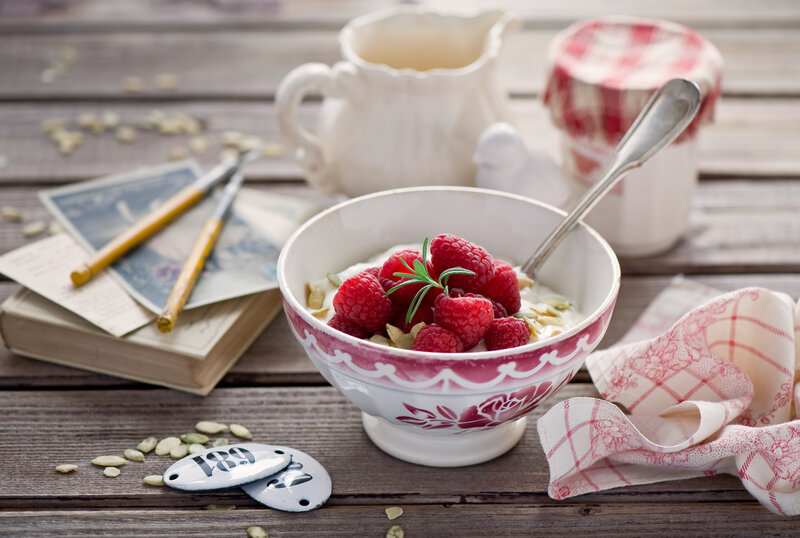 Yogurt with raspberries and almonds