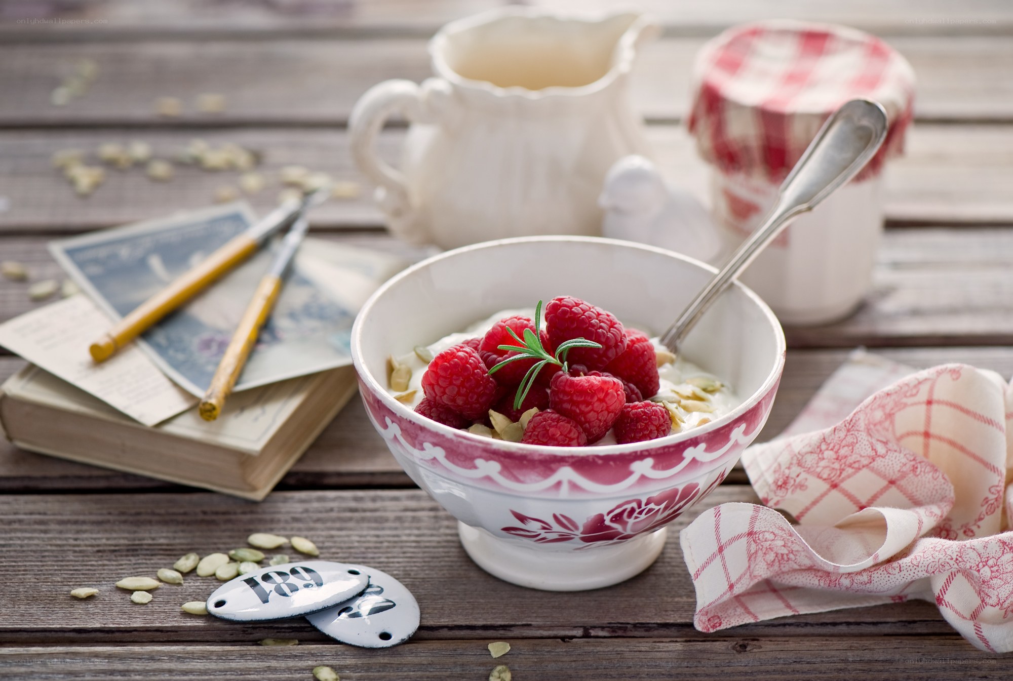 Yogurt with raspberries and almonds