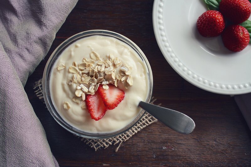yogurt with strawberries and oats