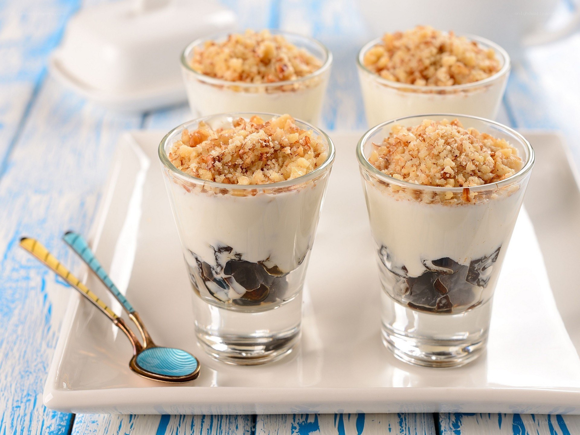 Yogurt with walnuts and jelly