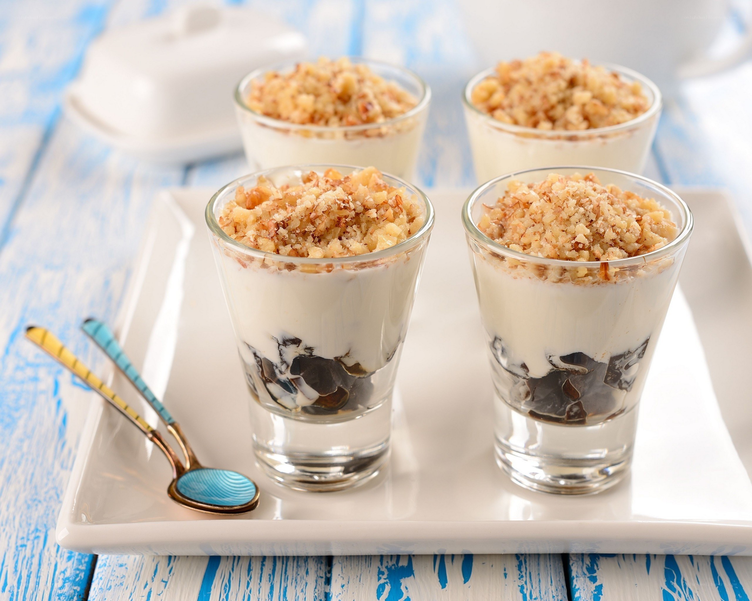 Yogurt with walnuts and jelly