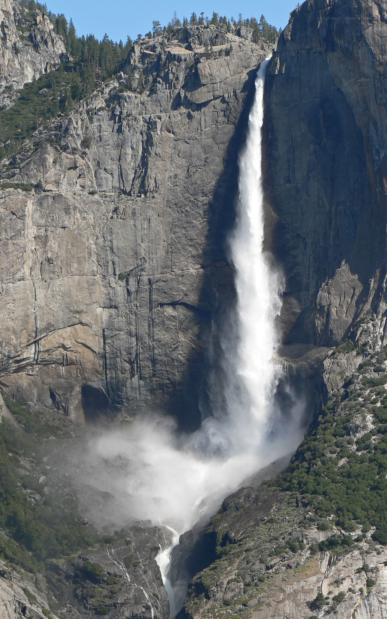 Yosemite Falls waterfall