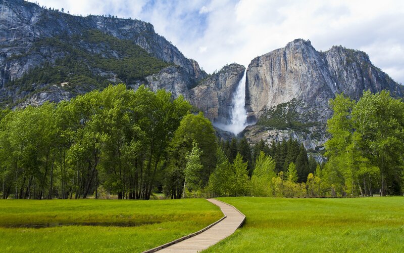 Yosemite Falls Waterfall — Green, Serene