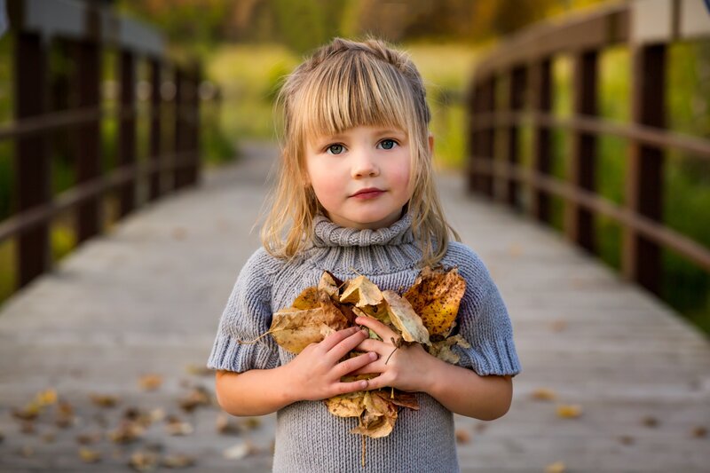 Young Girl Holding Leaves — Gray