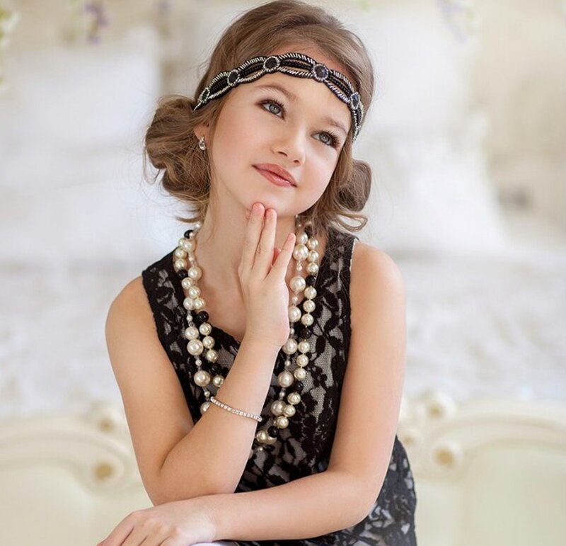 Young Girl in Pearls — Black