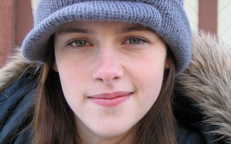 Young Woman in Hat — Gray