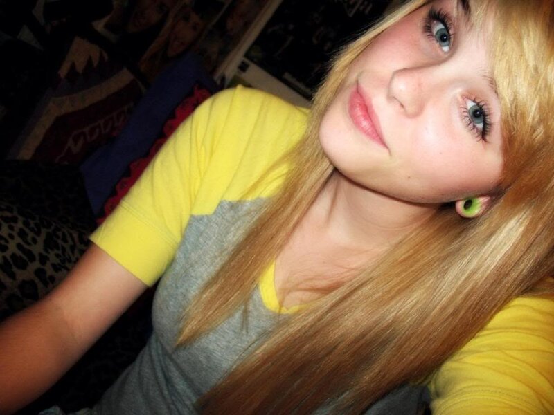Young Woman with Blonde Hair — Yellow, Neutral, Night