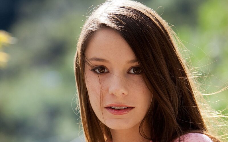 Young Woman with Brown Hair — Natural, Afternoon