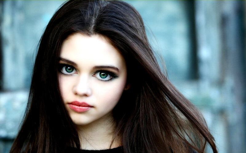 Young Woman with Green Eyes — Brown