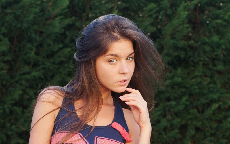 Young Woman with Long Hair — Blue, Natural