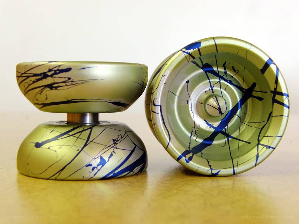 yoyo with blue splatter design