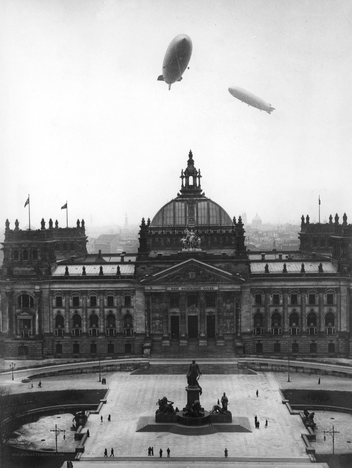 Zeppelins over Reichstag