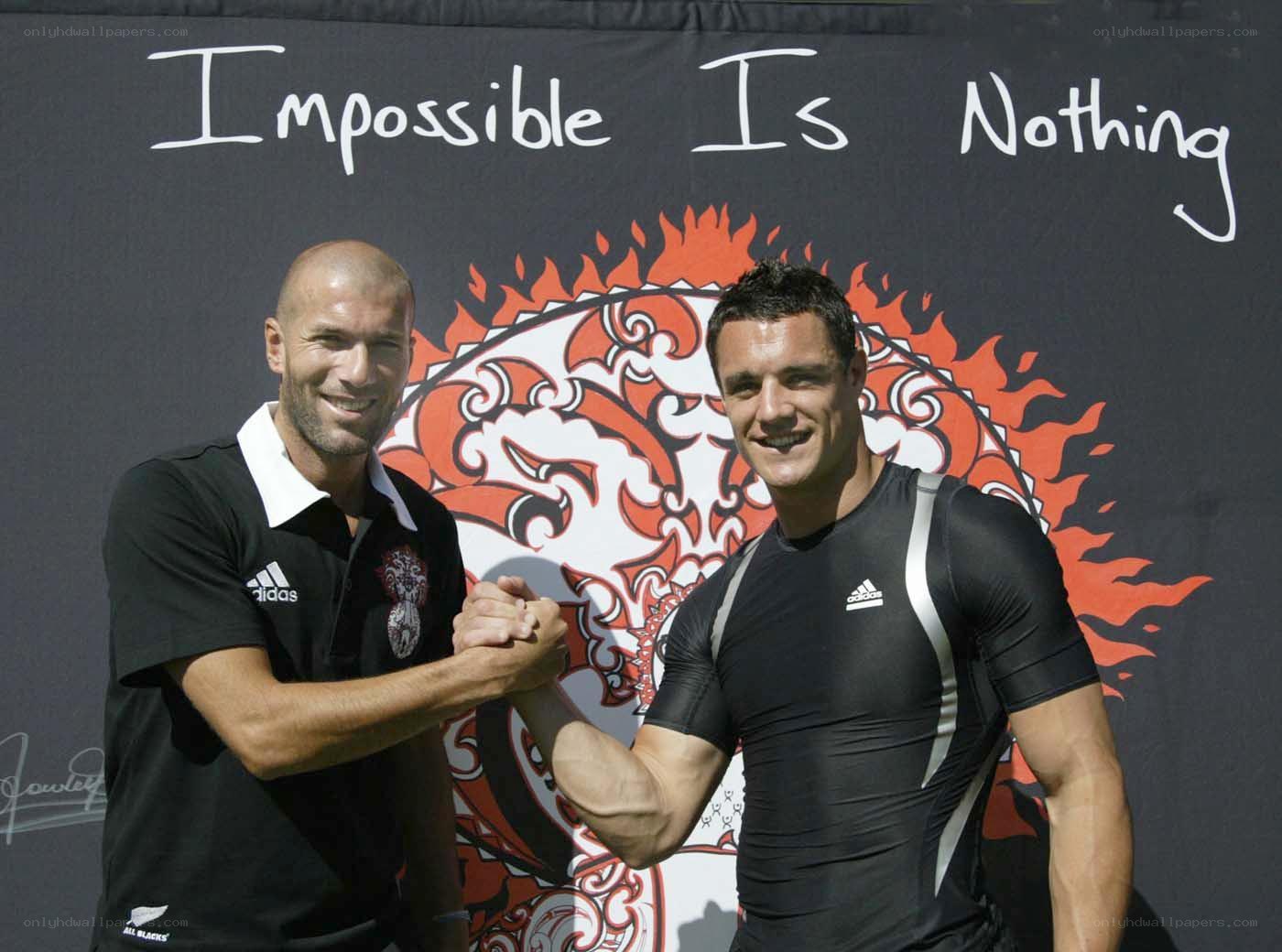 Zidane and a rugby player pose